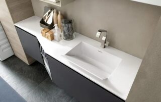 Lavanderia in casa 10 Mobile lavabo con lavatrice integrata in vano chiuso