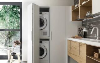 Lavanderia in casa 7 Mobile lavanderia con lavabo e pensili per organizzare il bucato